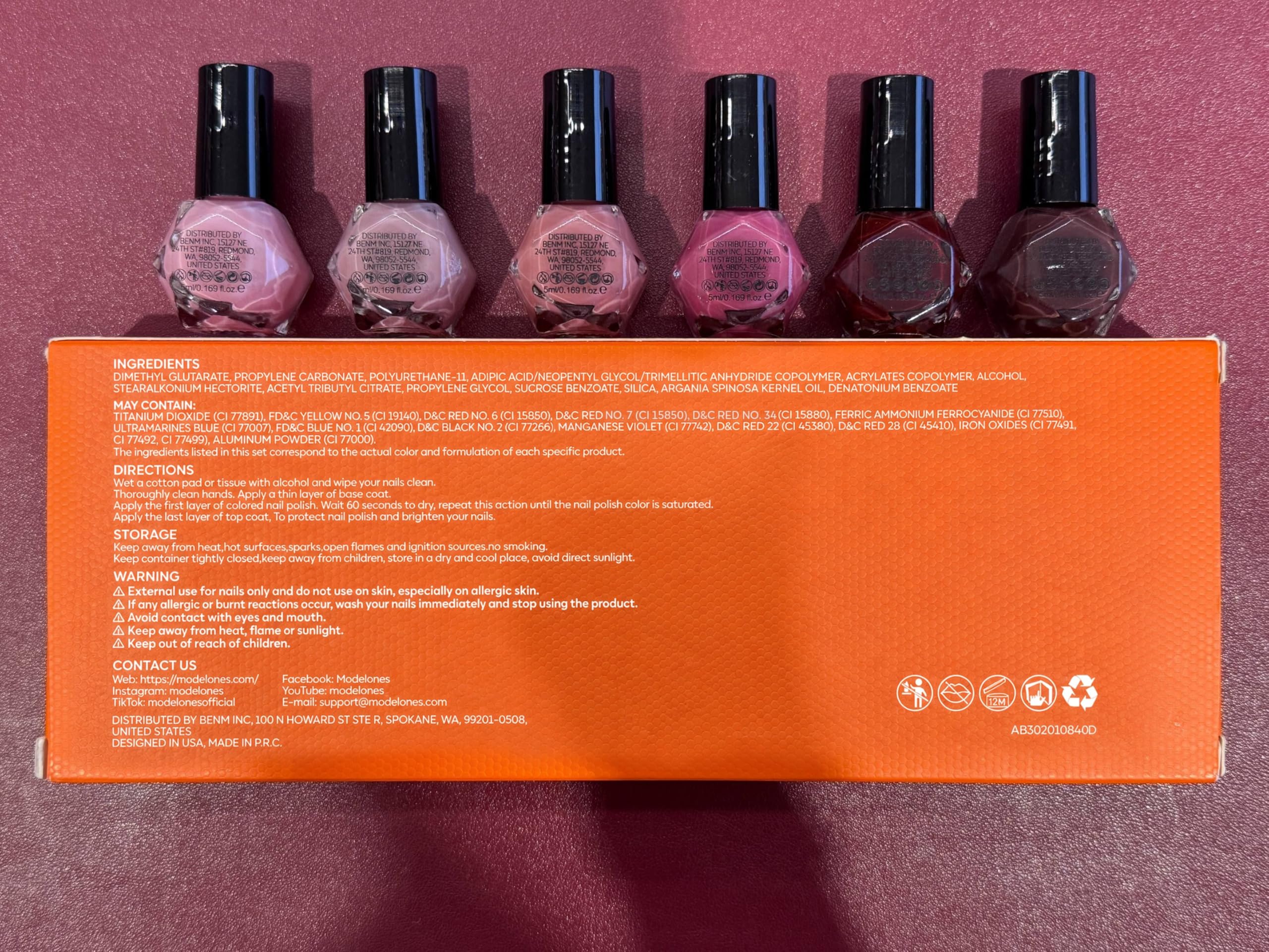 modelones spring summer lifestyle manicure on hands with casual outfit appeal