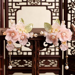 MRKARL metal spring clasp close-up showing sturdy construction and secure hold