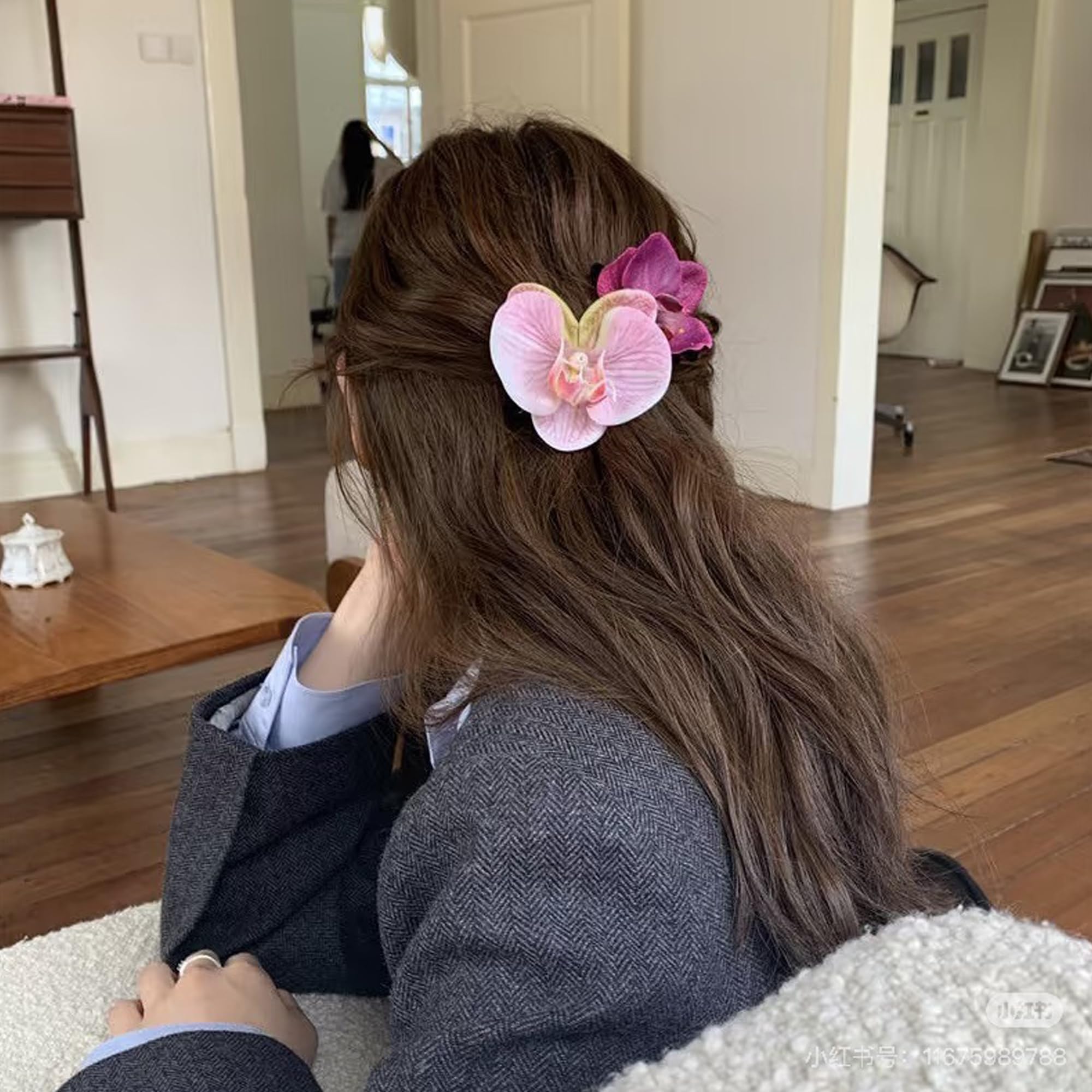 NAISIER styled on beach outfit conveying vacation-ready floral accessory