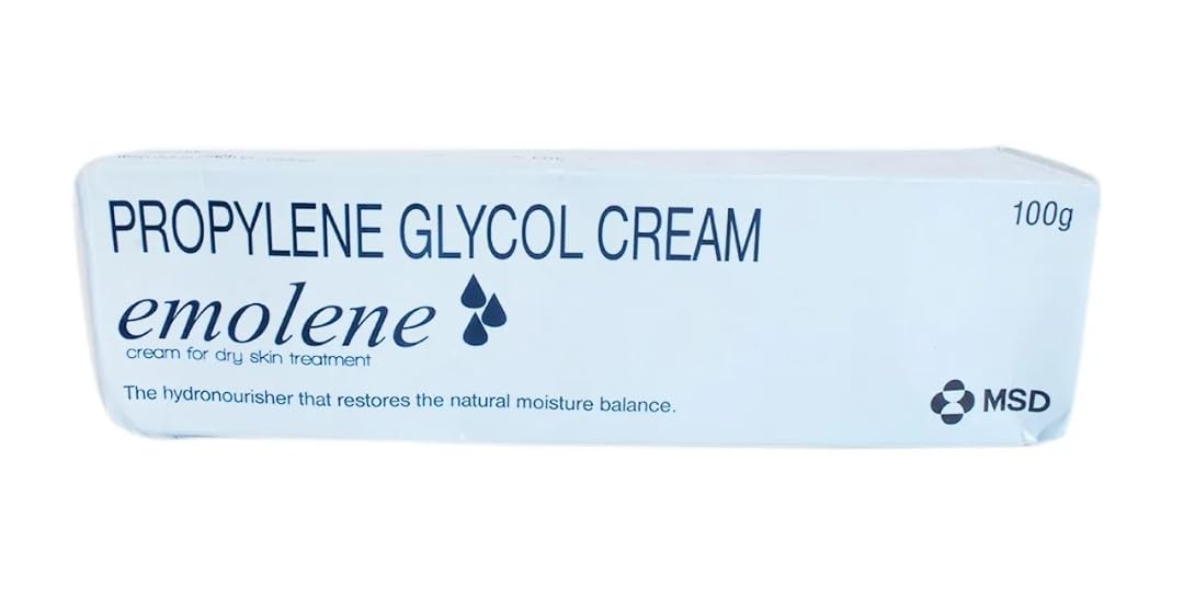 Naturix Emolene cream texture close-up highlighting smooth formula for fast absorption