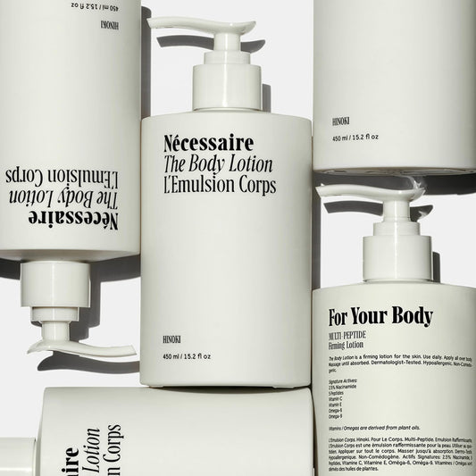 Nécessaire lotion dispensed from cap highlighting easy-use and fast absorption