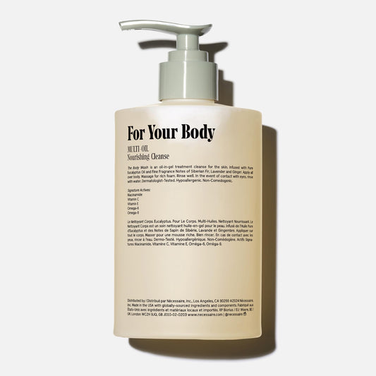 Nécessaire pump and label detail highlighting clean formulation benefits