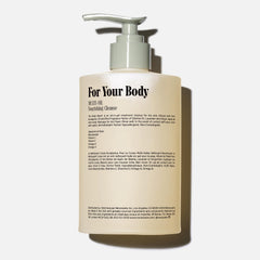 Nécessaire pump and label detail highlighting clean formulation benefits