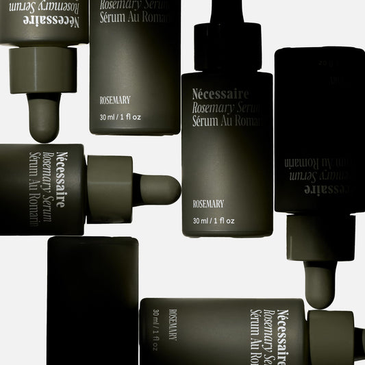 Nécessaire dropper applying serum to scalp for targeted delivery and easy use