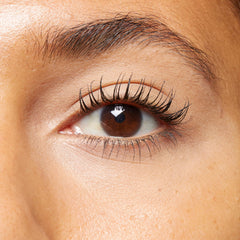 No7 applied on model closed eye demonstrating dramatic lift and length benefit