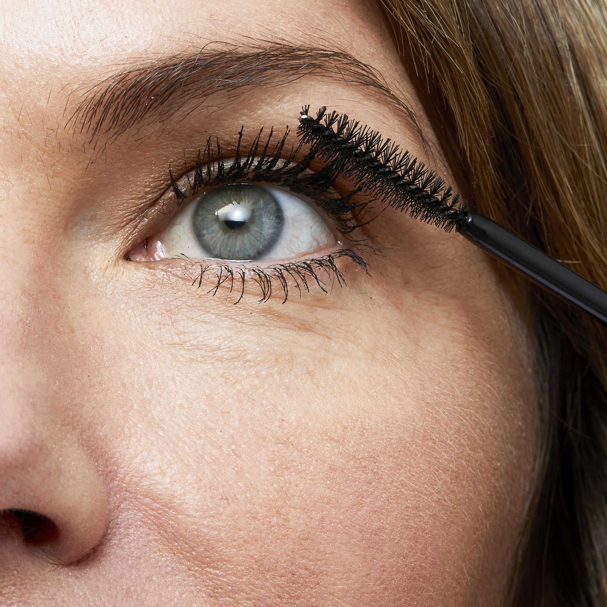 No7 applied on model lashes demonstrating lifted curl and enhanced length