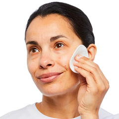No7 texture close-up of liquid drops demonstrating lightweight absorption benefit