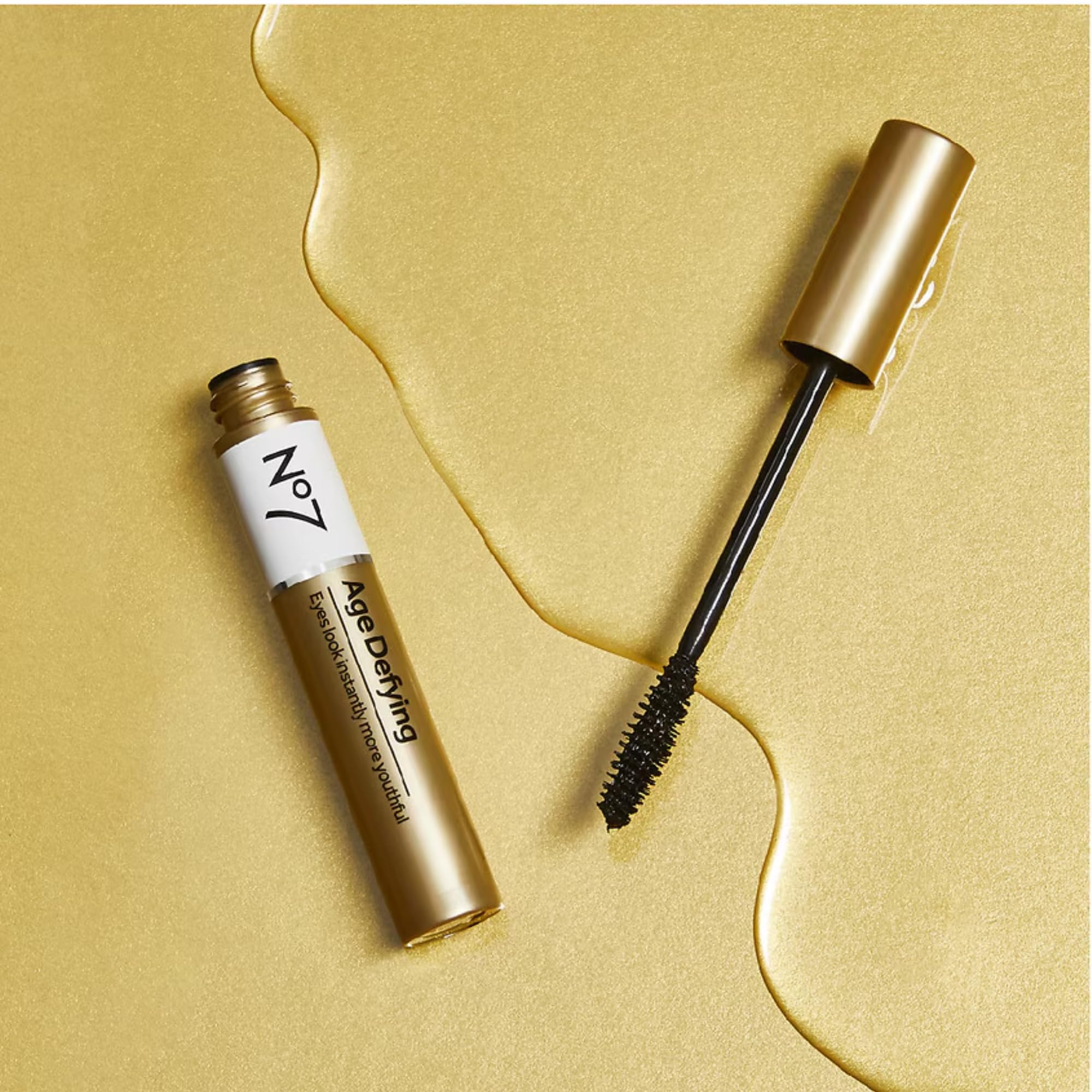 No7 wand coating detail highlighting creamy formula for clump-free, buildable volume