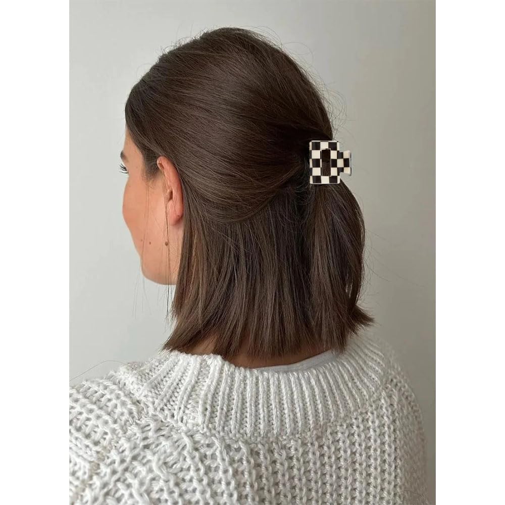 Ｎｏｏｎｈｏｒｓｅ clips used in a ponytail demonstrating strong hold