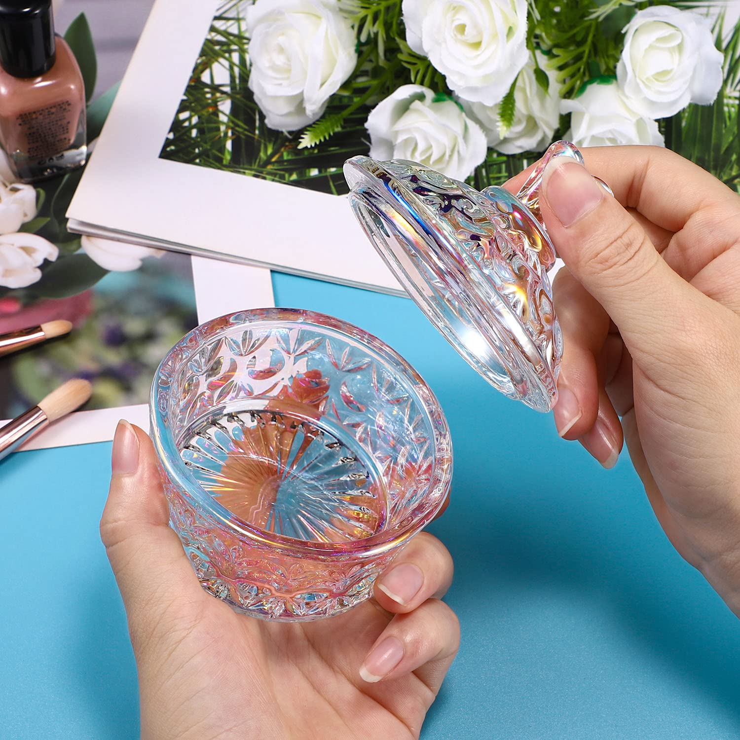 Noverlife dish in use mixing acrylic monomer for convenient salon workflow