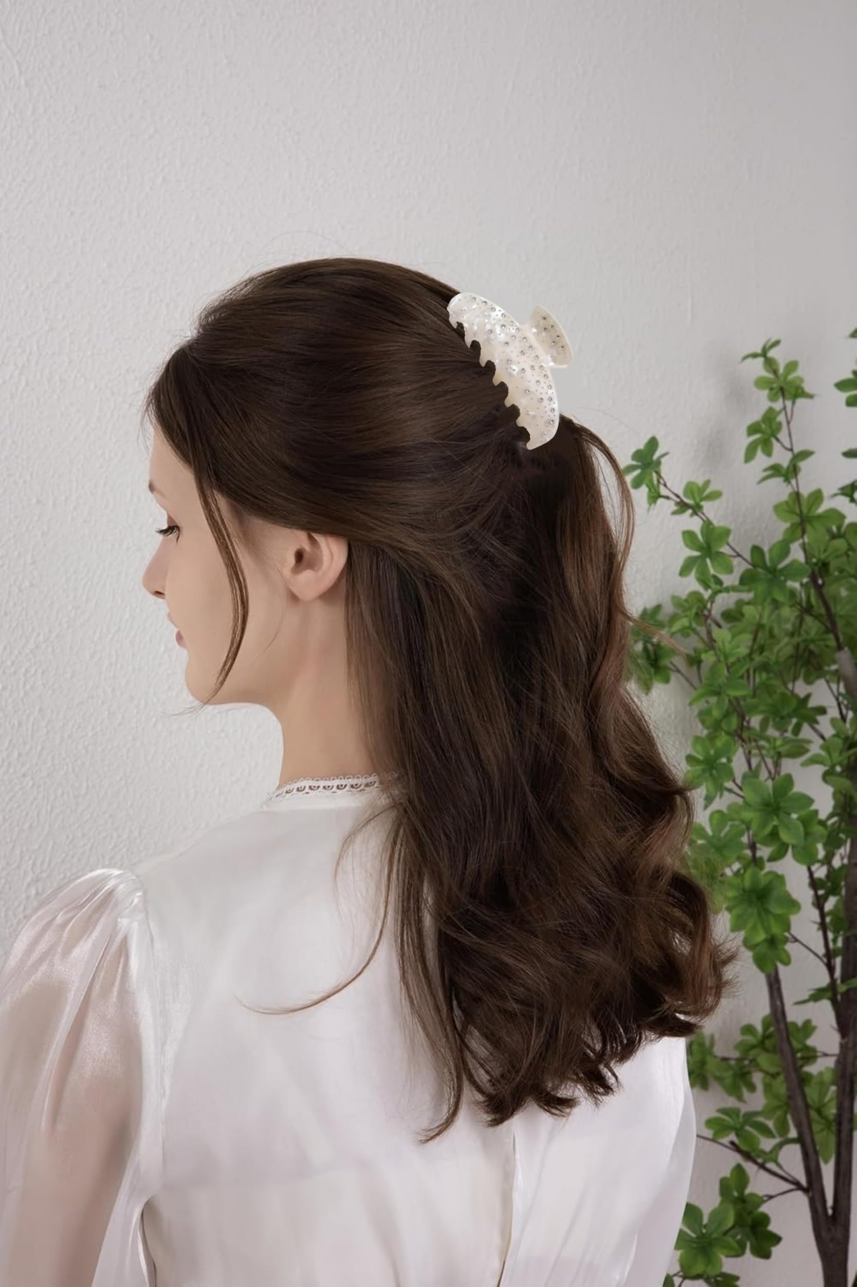 OideGuiing clip holding thick hair demonstrating strong secure grip