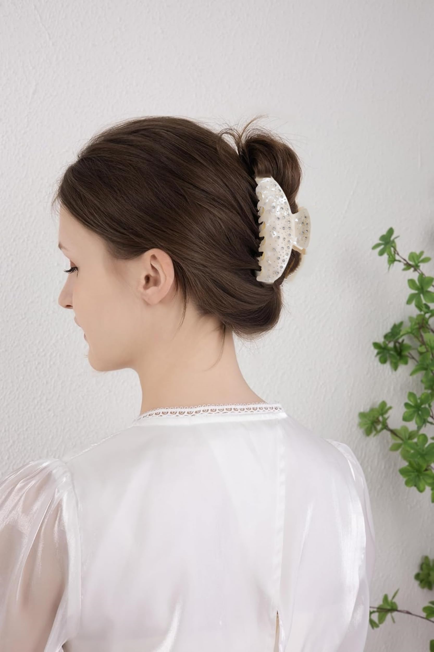 OideGuiing clip on fine hair showing gentle non-damaging hold