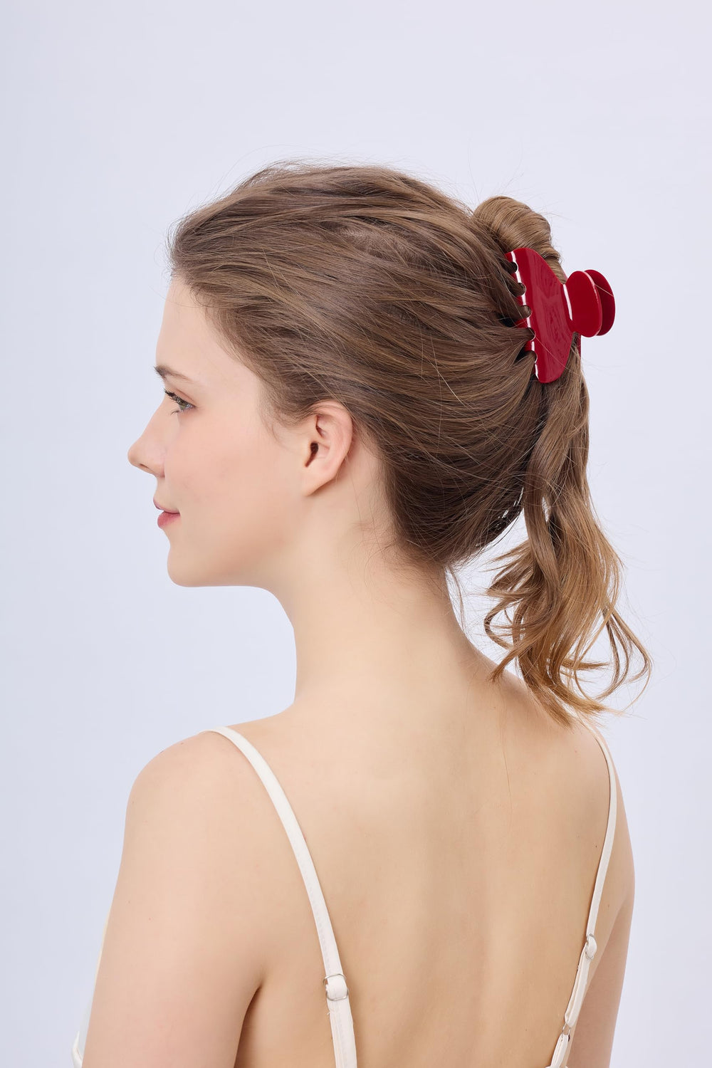 OideGuiing securing a bun to demonstrate reliable full-head grip
