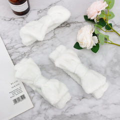 Ondder headband in spa lifestyle scene showing relaxed skincare convenience