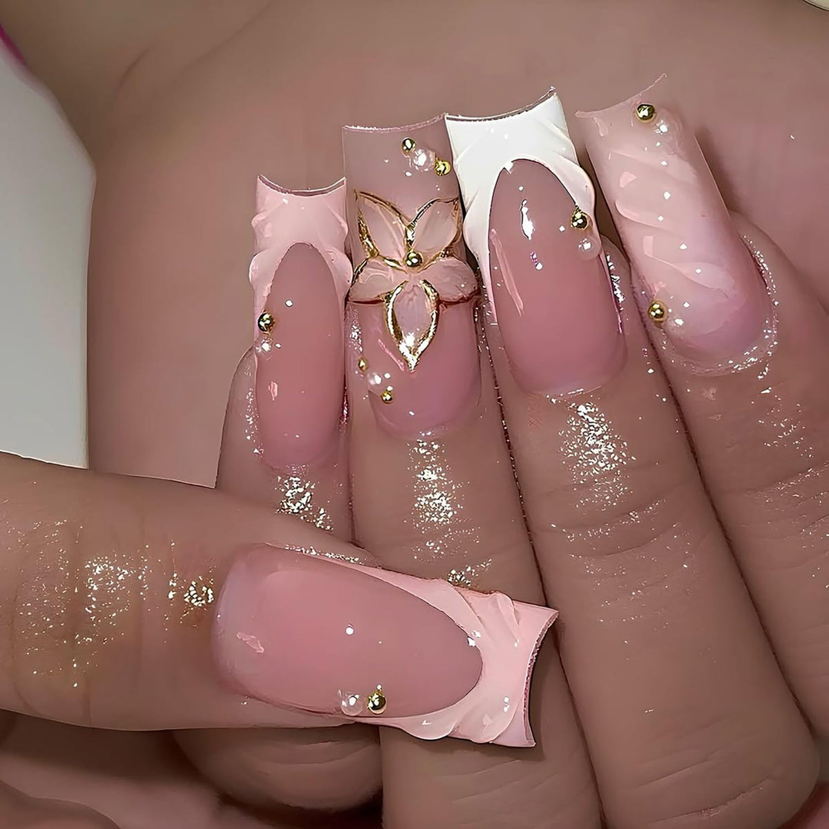 Onsdag front packaging showing glossy French tips and neat presentation for convenience