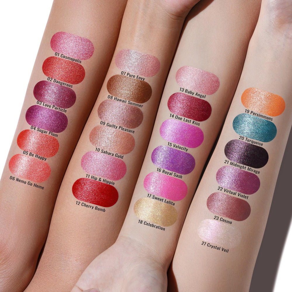 Oulac application on lips close-up highlighting metallic 3D shine and comfort