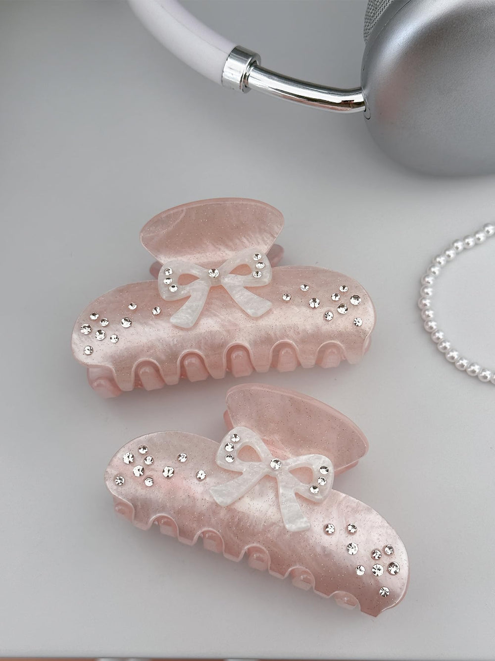OUSEON clip used during workout providing stable hold and sweat resistance