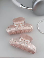 OUSEON clip used during workout providing stable hold and sweat resistance