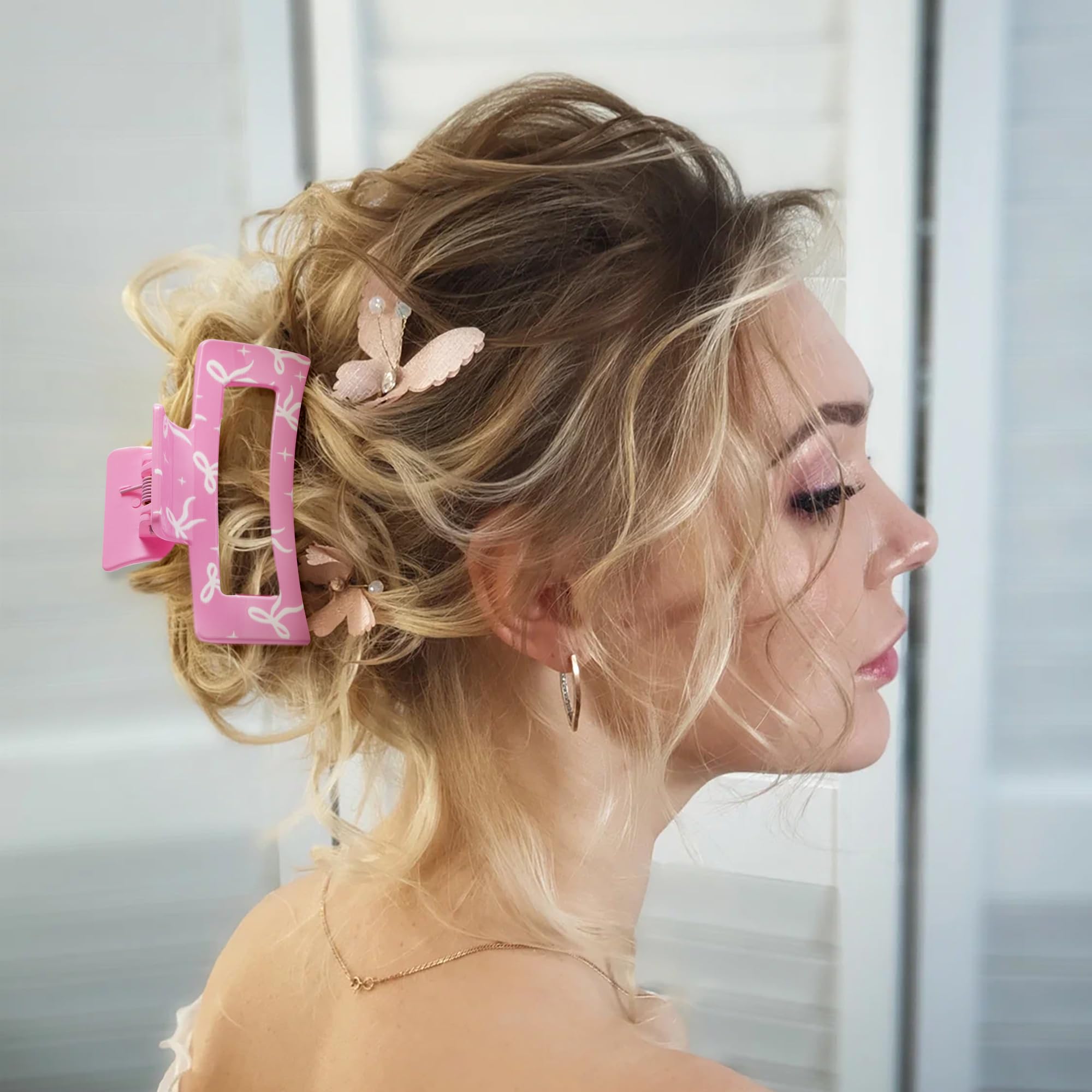 PANTIDE clips staged at bridesmaid party showing coordinated gift-ready benefit
