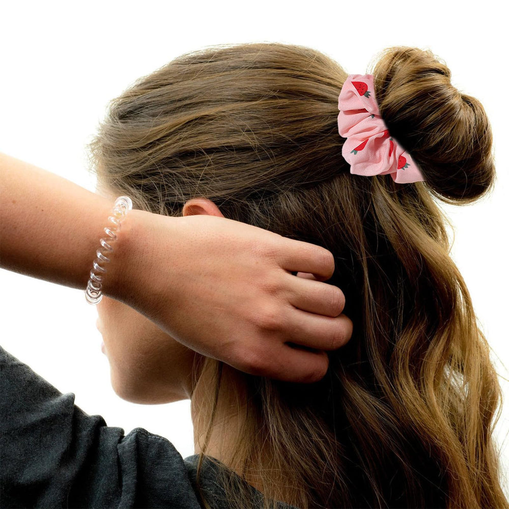 Pejlnd scrunchie detail showing elastic core for strong stretch without pulling