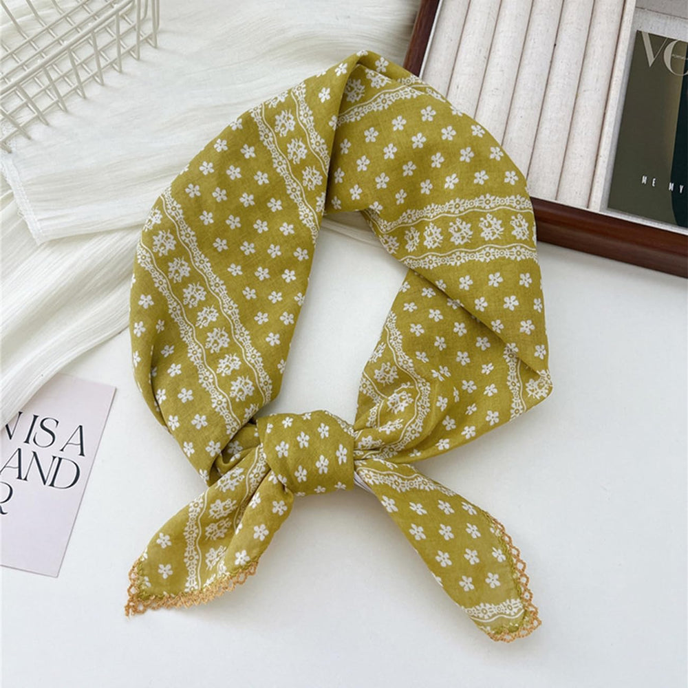 Pemilosci bandana tied as neck scarf showing chic accessory versatility