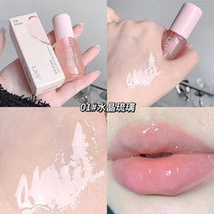 Petansy application on lips demonstrating glossy shine and subtle plumping benefit