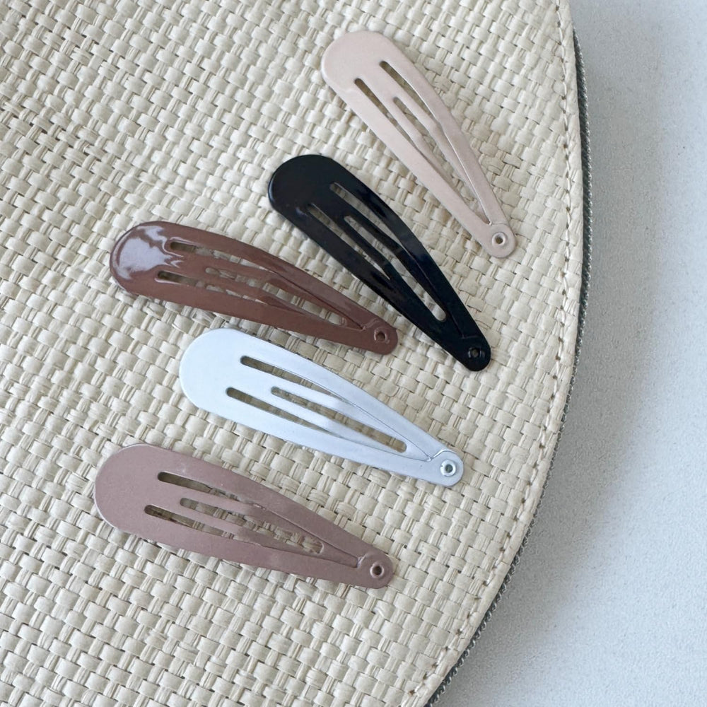 PIDOUDOU clips on a desk near accessories showing everyday convenience
