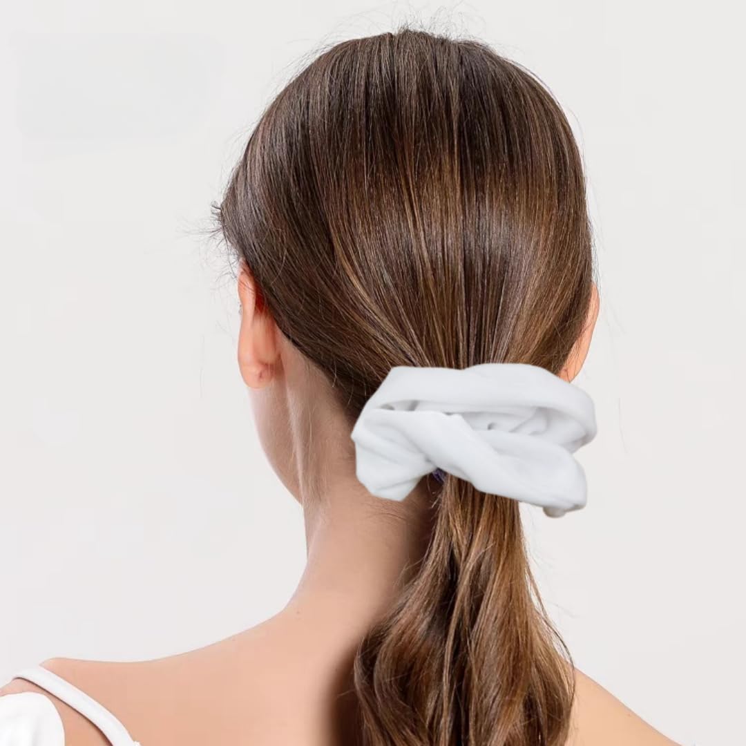 PIDOUDOU size comparison next to hand demonstrating 5.5-inch diameter and ideal hold for thick hair
