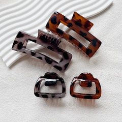 PIDOUDOU clip worn in office hairstyle demonstrating all-day security
