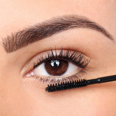 Pixi vertical brush detail demonstrating wiggle technique for tiny lashes