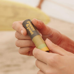 Poppy & Pout applying balm to lips demonstrating cooling mint comfort