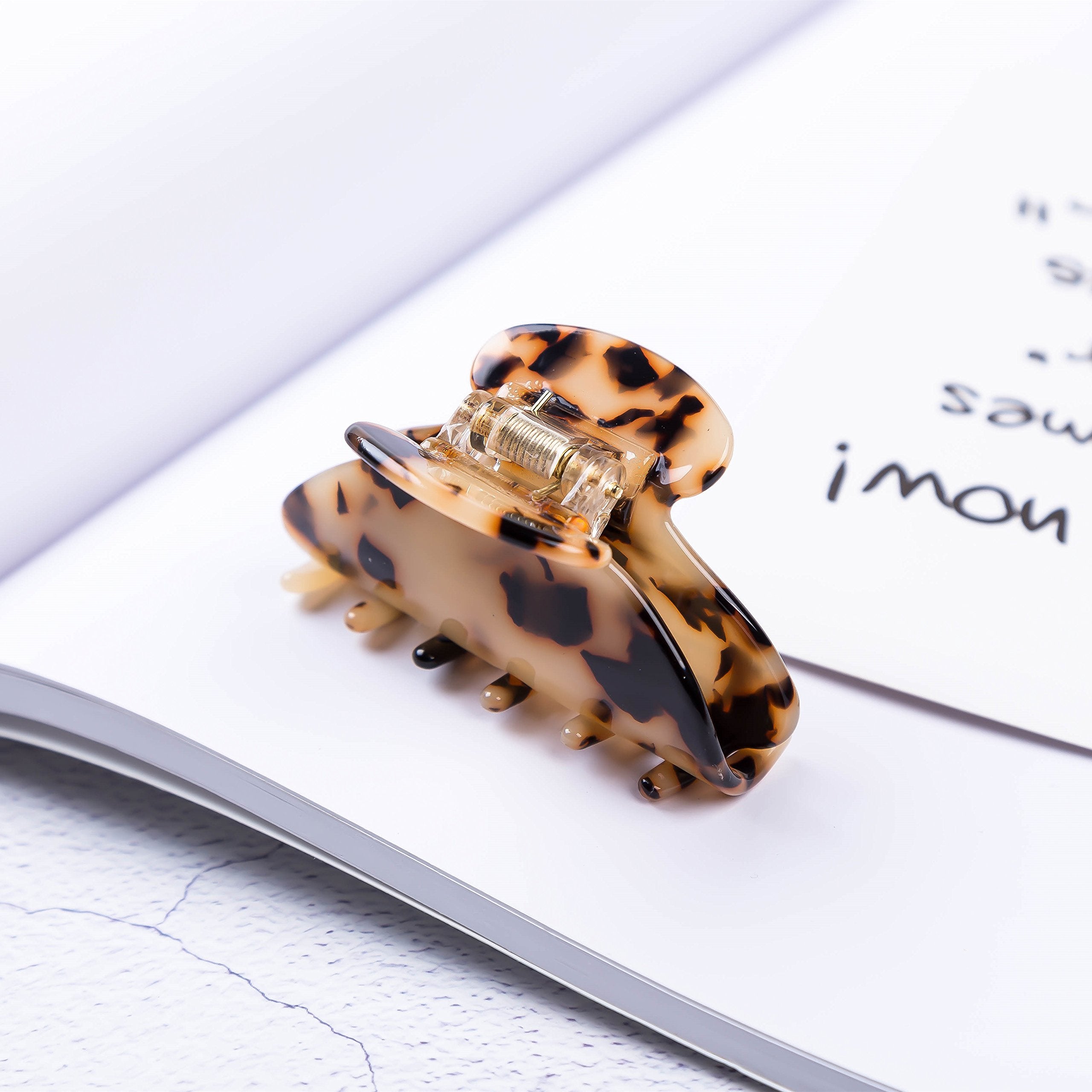 Prettyou close-up of acetate texture highlighting glossy polish and durability