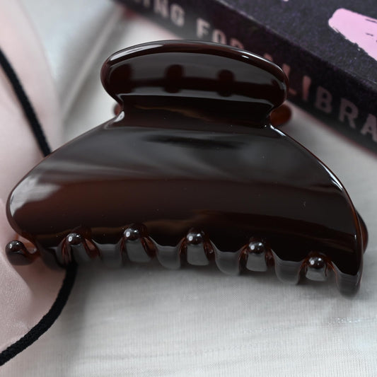 Prettyou close-up of acetate tortoise pattern, glossy surface highlights durable look