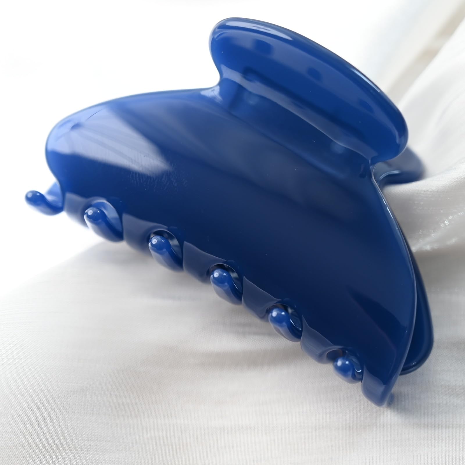 Prettyou dark blue in-hand scale showing medium size and lightweight feel
