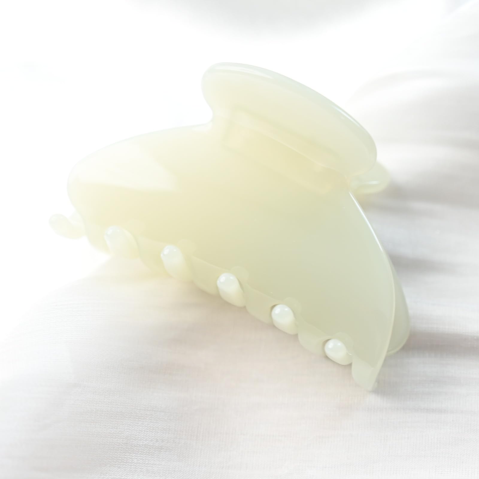 Prettyou hair claw worn in a half-up style demonstrating styling ease