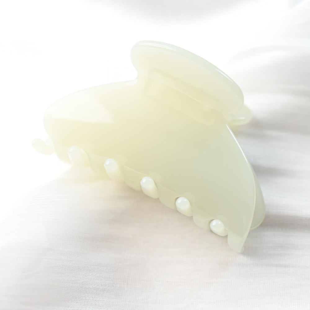 Prettyou hair claw worn in a half-up style demonstrating styling ease