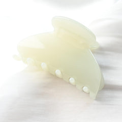 Prettyou hair claw worn in a half-up style demonstrating styling ease