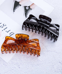 Prettyou clip holding a full bun on model for secure stylish updo