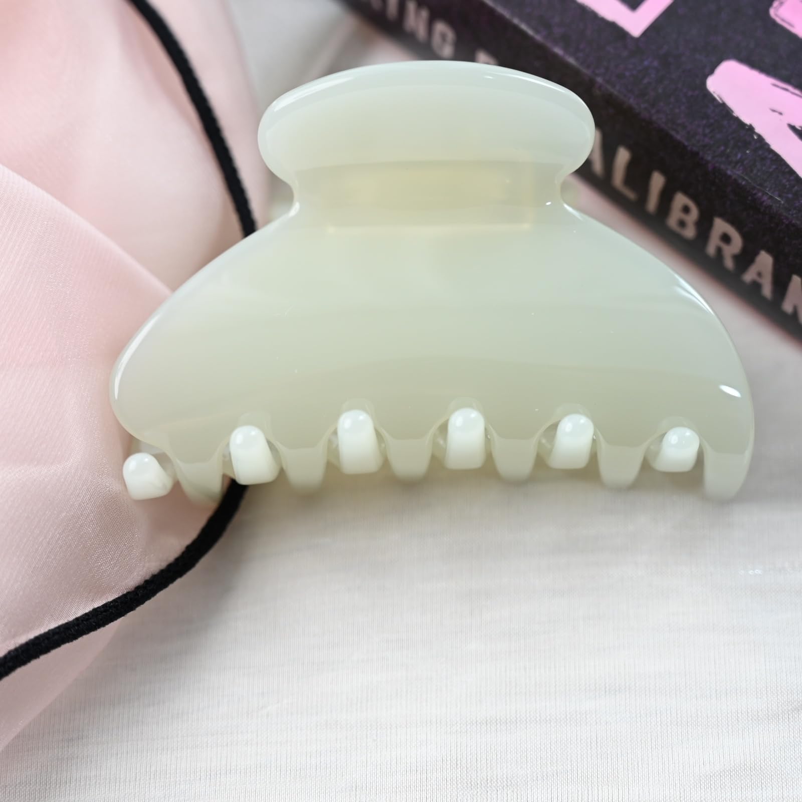 Prettyou side profile of jaw and spring showing secure grip benefit
