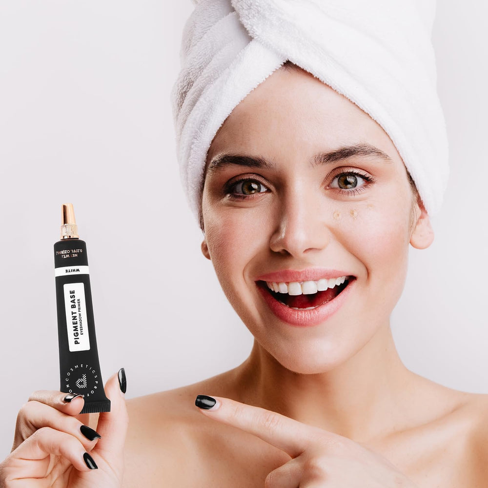 Profusion Cosmetics primer applied on eyelid demonstrating improved pigment payoff