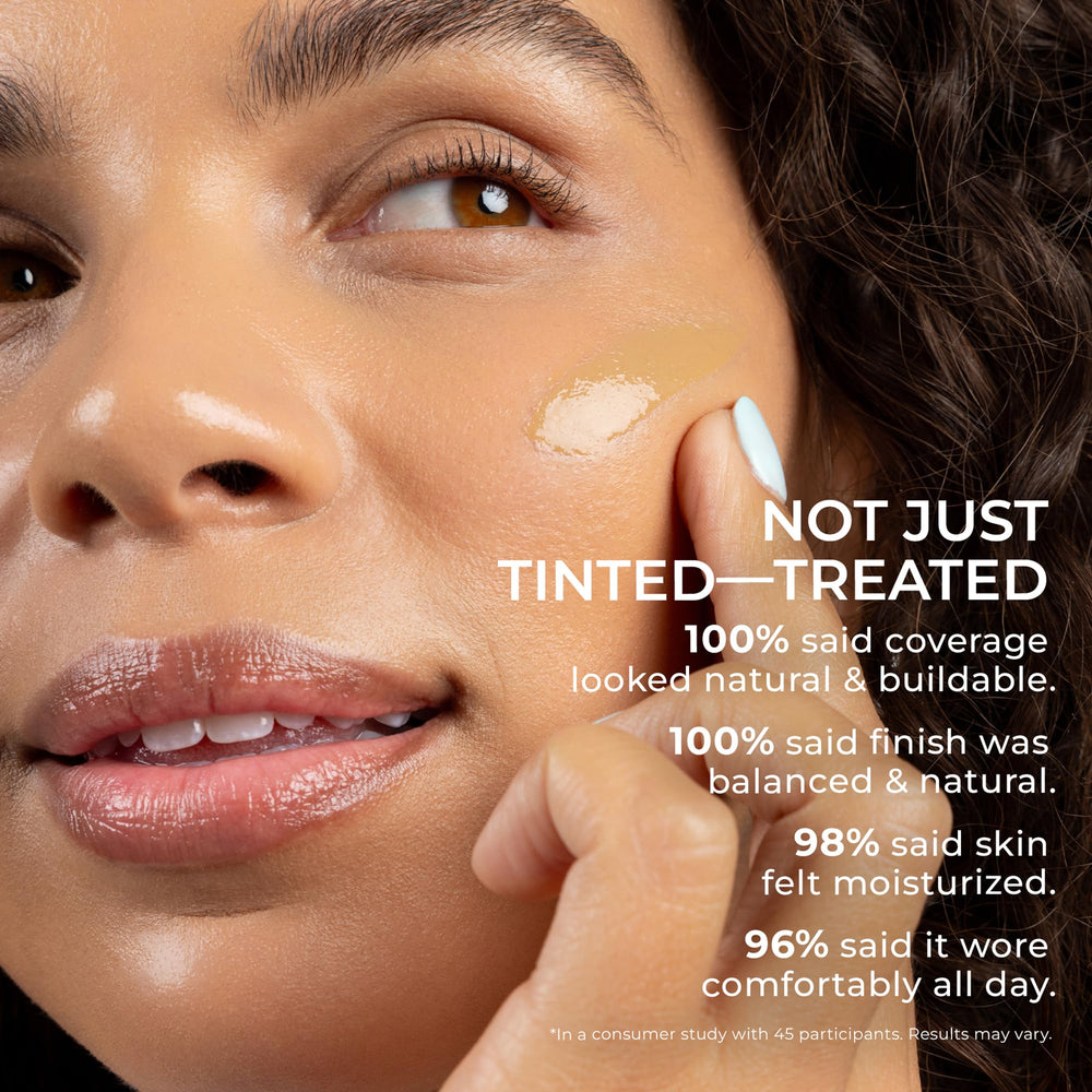 PÜR MINERALS product beside hand to show compact size and travel-friendly benefit
