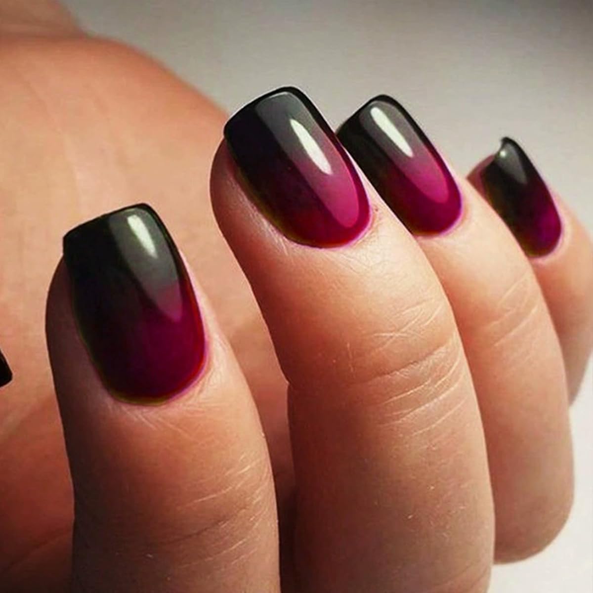 Puyokinm close-up of glossy ombre nail texture highlighting smooth finish and salon-like shine