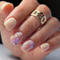 Puyokinm texture shot showing glossy finish on short square nails for polished look