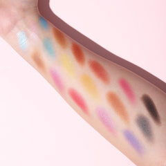 QiBest built-in mirror with brushes in use for quick touch-ups