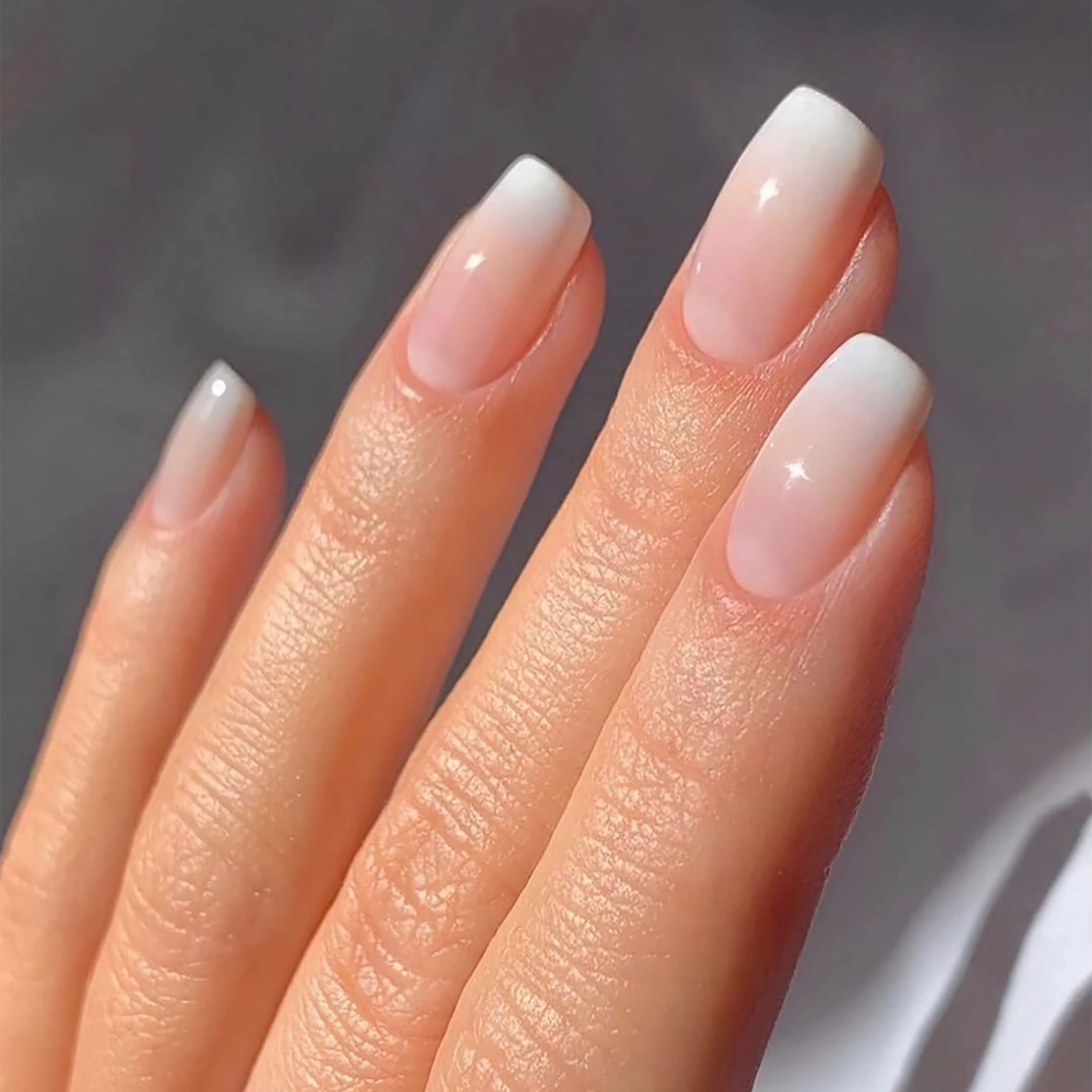 Qsnidy close-up of pink ombré gradient highlighting glossy finish and salon look benefit