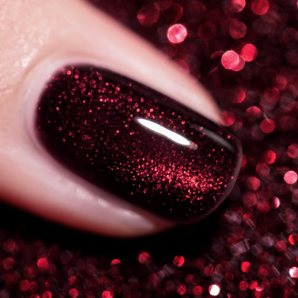 Hand with magnet near wet RARJSM polish showing how to form the shifting cat eye line