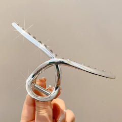 RAUIMOUR clip used during makeup routine keeps hair away cleanly