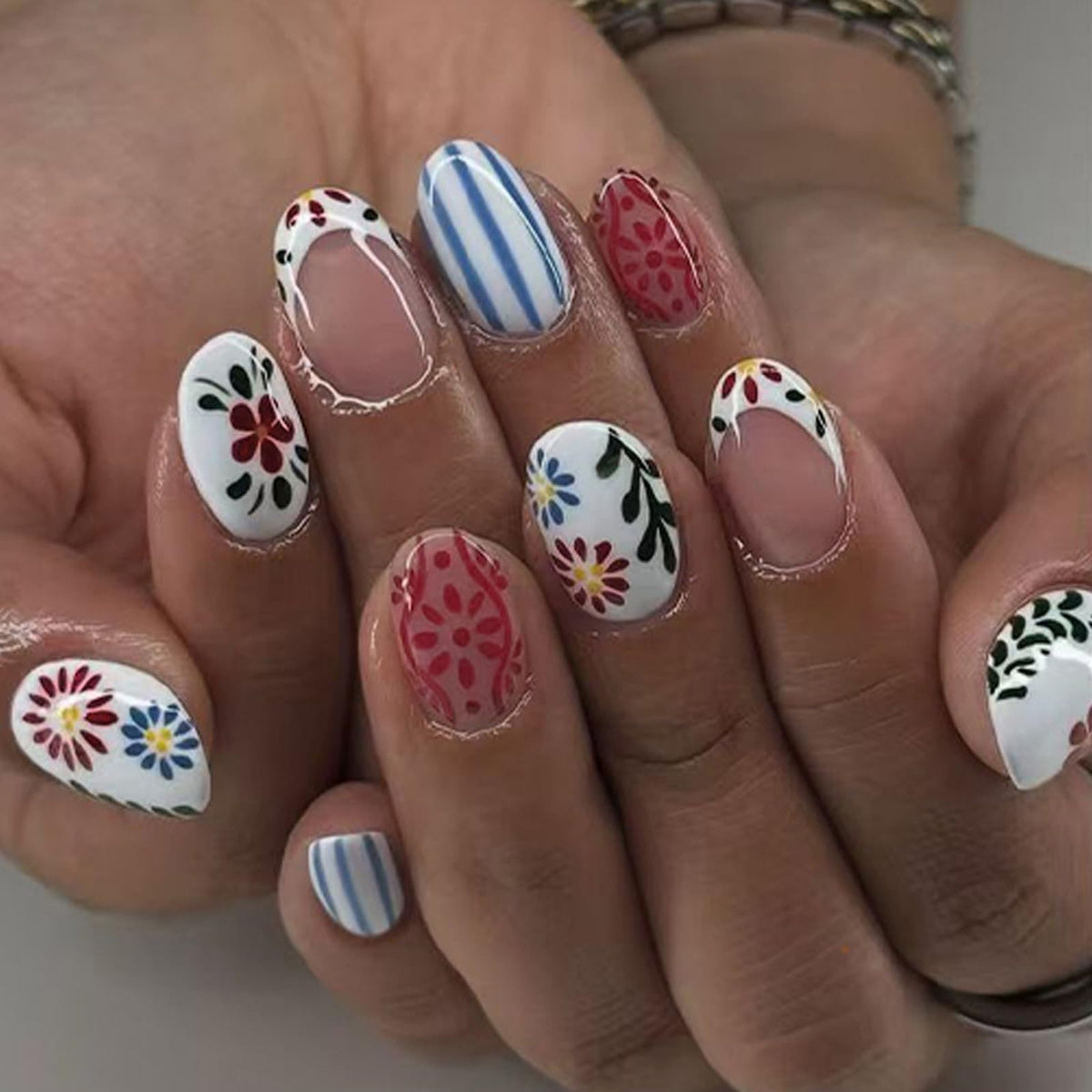 Rdntbeu front packaging showing 24-piece French floral nail set and storage benefit
