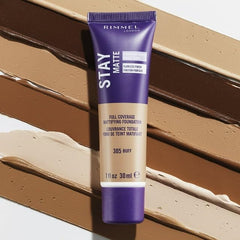 Rimmel applying mousse with sponge for seamless skin finish