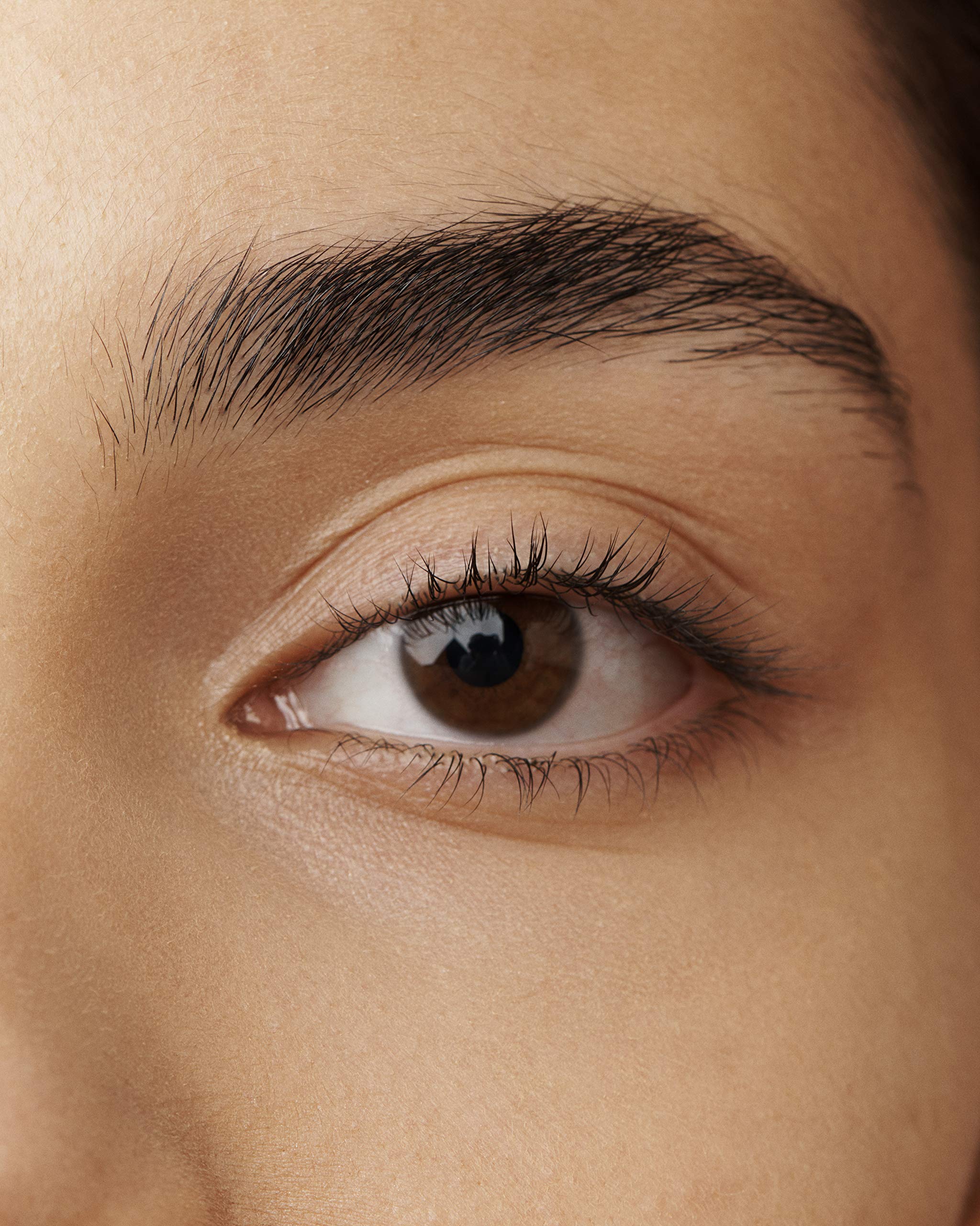 Model applying Rimmel Wonder'Extension mascara showing visible lengthening effect